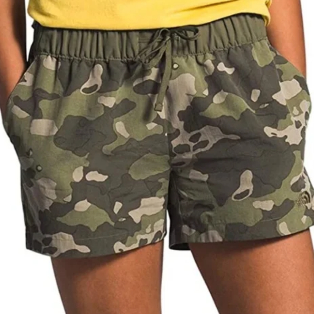 North Face Camo Shorts Size Large